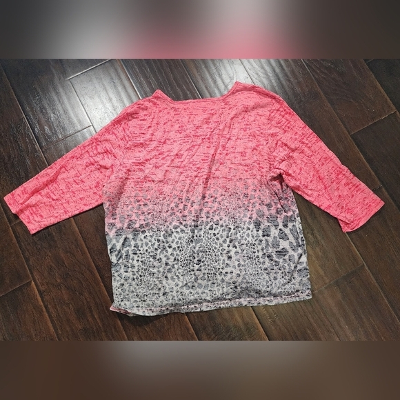 Activology Womens Ombre Animal Print V Neck Top - Picture 7 of 8